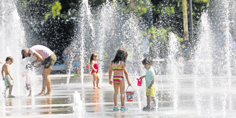 Un grupo de niños se refrescan en un parque de agua ante el calor intenso que vive la región estos días. / ALERTA