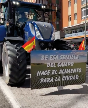 Un tractor pasa por el centro de Santander en una de las últimas manifestaciones del sector en Cantabria. / ALERTA