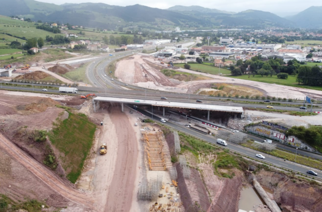 Obras en la Autovía de la Meseta A-67, en el denominado enlace de Torrelavega. / ALERTA
