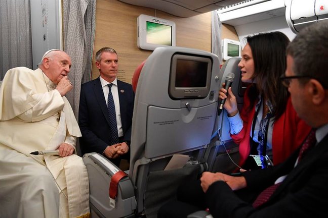 El pontífice hablando con la prena a bordo del avión papal. EFE/EPA/VATICAN
