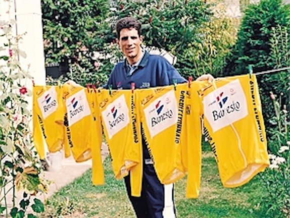 Miguel Induráin tras ganar en 1995 su quinto Tour de Francia. EFE/Archivo
