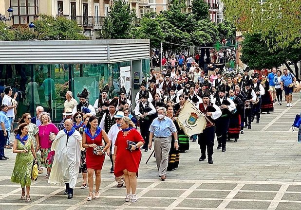 El tradicional procesión de Santiago con el grupo folclórico ‘Airiños da terra’ y la banda de gaitas de Forcarei (Pontevedra). / alerta