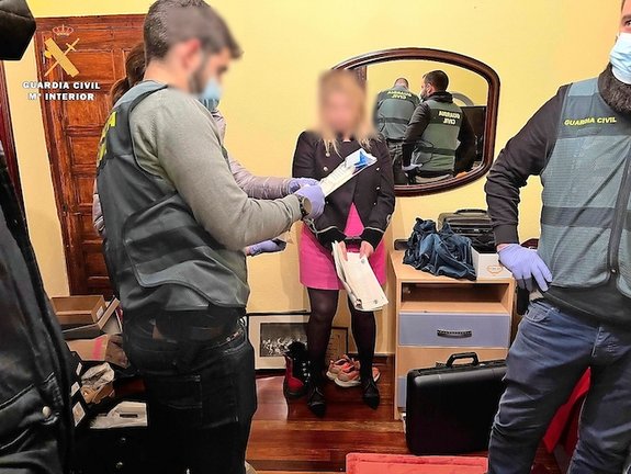 La Guardia Civil durante el registro en la casa de los detenidos. / alerta