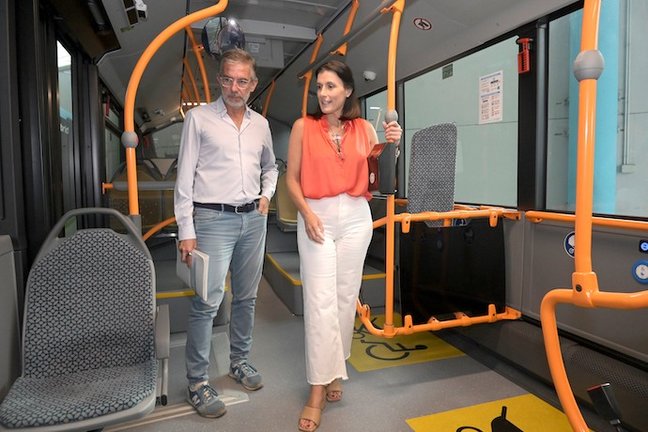 La alcaldesa de Santander en uno de los autobuses híbridos.