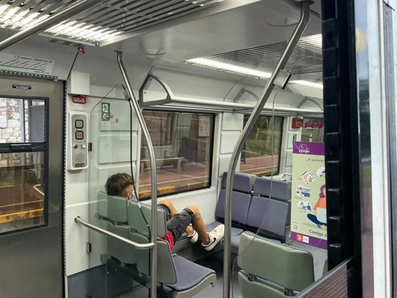 Una persona sentada en el tren de Cercanías de Renfe. / TWITTER