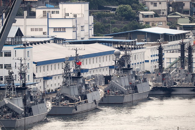 Barcos de la armada taiwanesa atracados en el puerto de la ciudad de Keelung. / RITCHIE B. TONGO