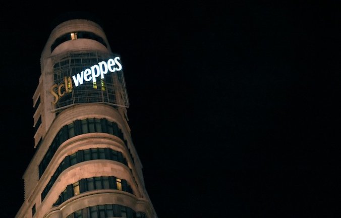 Vista del un edificio emblemático de Madrid con el cartel publicitario medio apagado.
