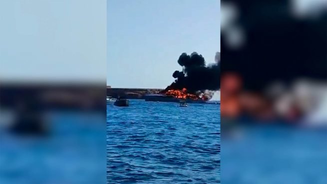 Un yate de 45 metros de eslora que navegaba esta tarde en aguas de la costa de Cala Saona de Formentera ha quedado arrasado por las llamas.