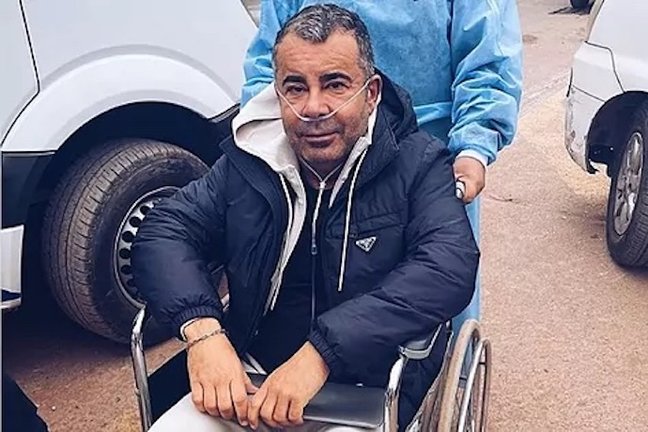 Jorge Javier en una silla de ruedas y con una vía de oxígeno durante su viaje a Perú. jorgejaviervazquez