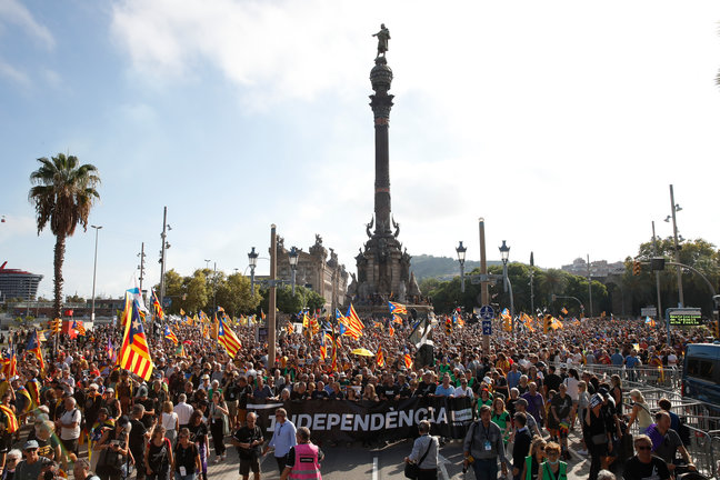 Decenas de personas salieron este domingo a las calles de Barcelona a manifestarse. / EFE