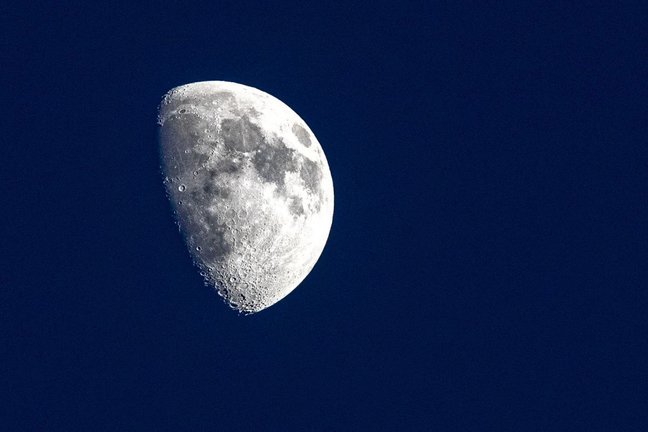 Fotografía de archivo de una vista de la Luna. EFE/ Javier Belver