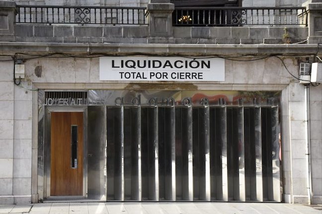 Vista de la fachada de la Joyería Adama Aurum en Santander, cerrada. / R. ZUBELZU