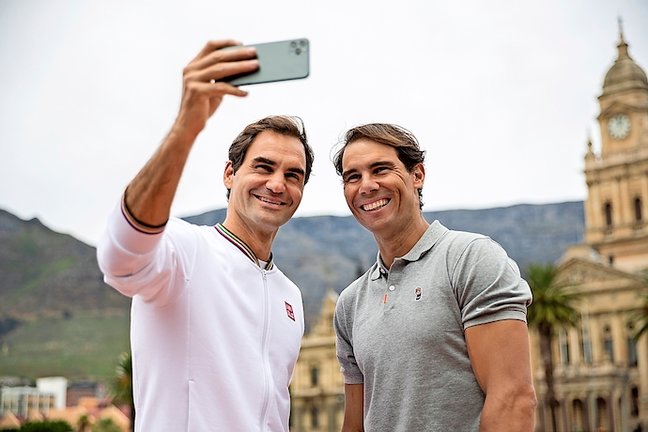 Roger Federer se hace una foto junto a Rafa Nadal. / EFe
