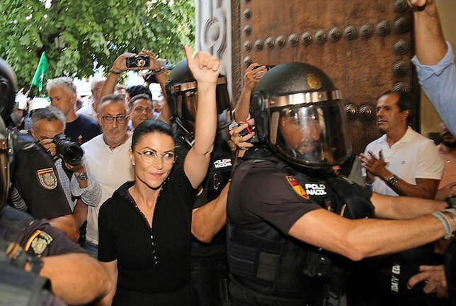 La ex política Macarena Olona (c) intentado entrar a un acto. / Pepe torres