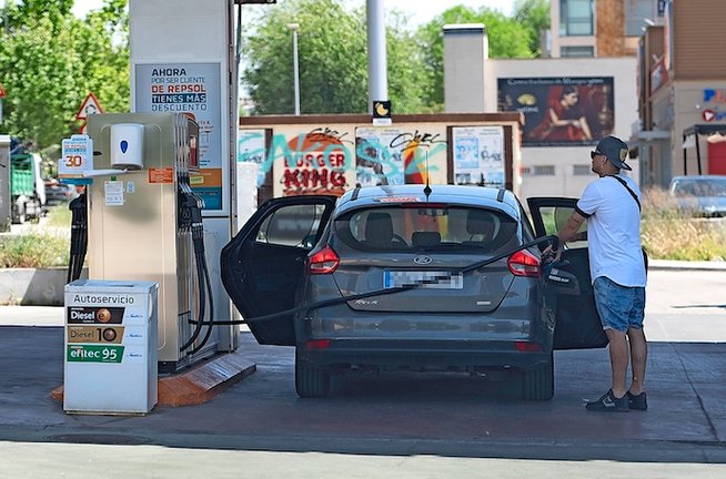 Un hombre reposta carburante para su vehículo en una gasolinera. / alerta