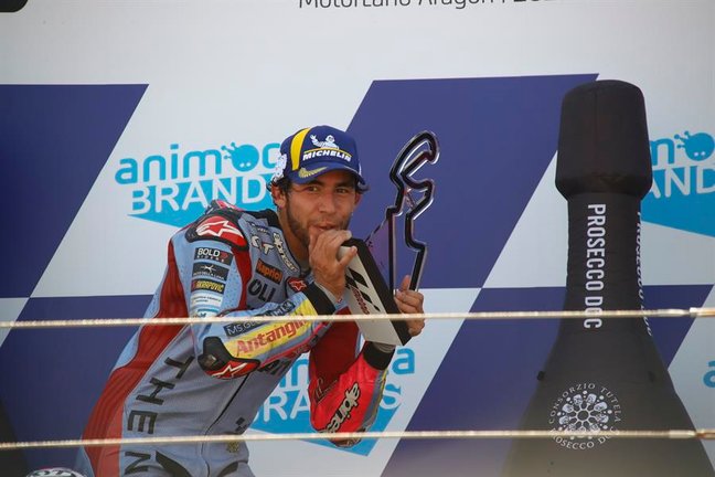 El piloto italiano Enea Bastianini (Gresini Racing MotoGP™) celebra su victoria en el Gran Premio Animoca Brands de Aragón de MotoGP disputado en el circuito turolense de de Motorland Alcañiz. EFE/Javier Cebollada