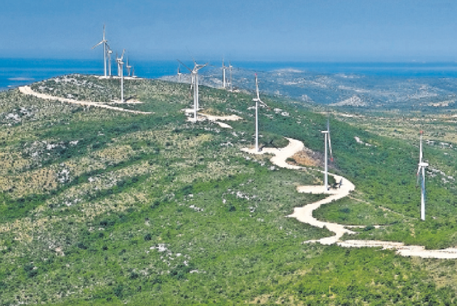 Varios molinos de viento de un parque eólico sobre una montaña. / ALERTA