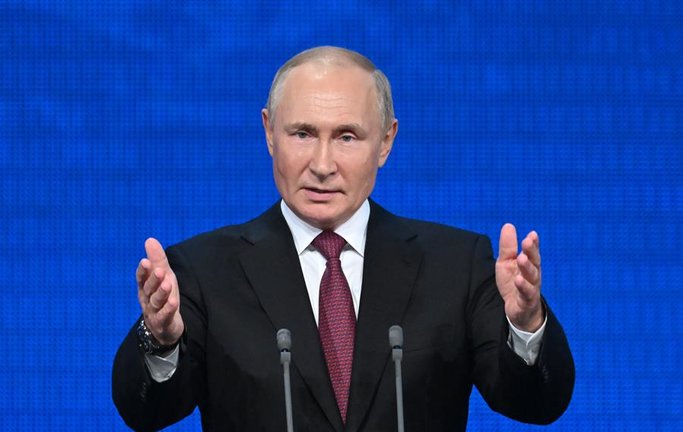 El presidente ruso, Vladímir Putin, interviene en un acto por el centenario de la república de Adiguesia, Kabardino-Balkaria y Karachay-Cherkessia, en el Palacio Estatal del Kremlin. EFE/EPA/KONSTANTIN ZAVRAZHIN