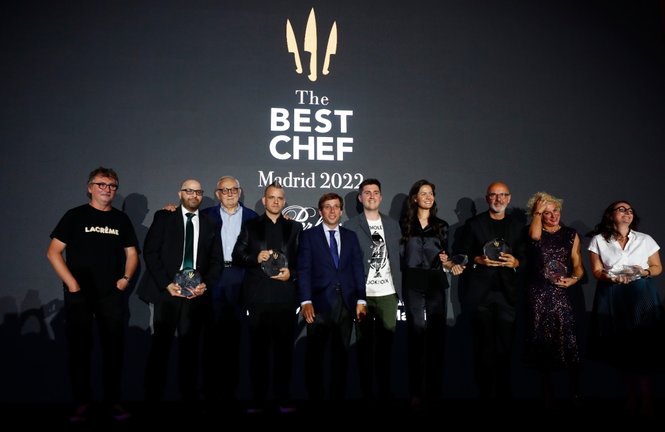 El chef David Muñoz (4-i), elegido mejor cocinero del mundo, y otros galardonados, durante la gala de entrega de los premios internacionales The Best Chef. EFE/Javier Lizón