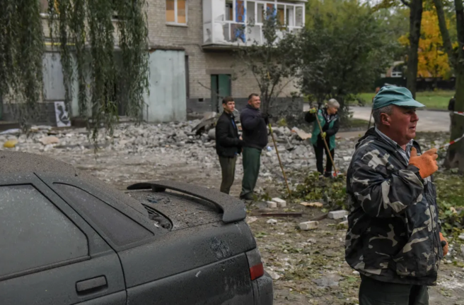 Operarios ucranianos limpian una calle de Járkov tras un bombardeo nocturno. EFE/EPA/OLEG PETRASYUK