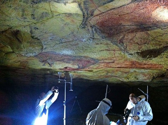 Un grupo de investigadores trabajan en el Interior de la cueva./ agencias