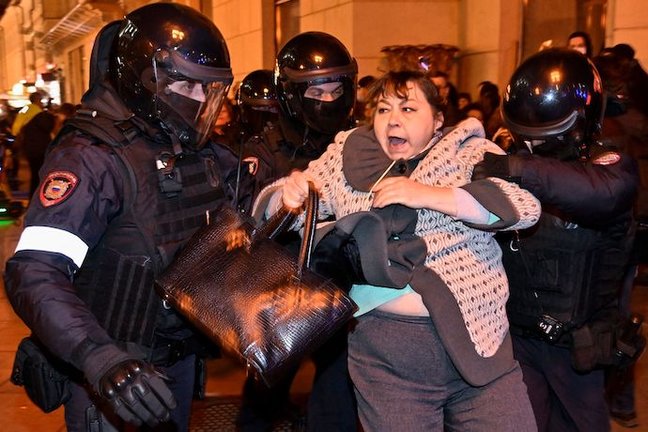 Decenas de detenidos en las primeras horas de protestas en Rusia por la movilización de reservistas decretada por Putin.  Maxim Shipenkov (Efe) | Alexander Nemenov (AFP)