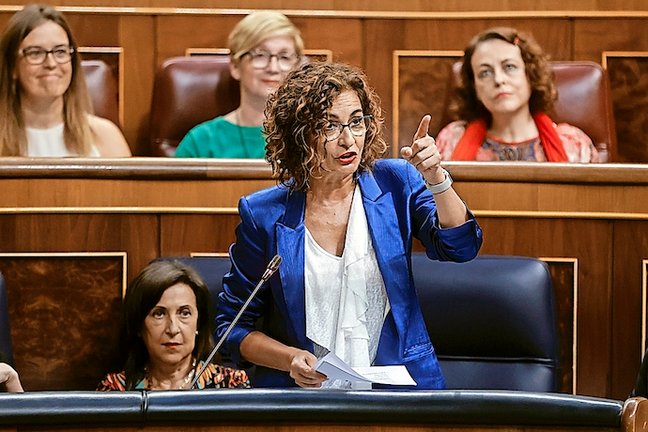 La ministra de Hacienda, María Jesús Montero, interviene durante la sesión de control al Gobierno en el Congreso de los diputados este miércoles, en Madrid. EFE/ Juan Carlos Hidalgo
