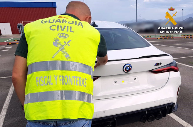 Agente de la Guardia Civil junto al coche intervenido. / ALERTA