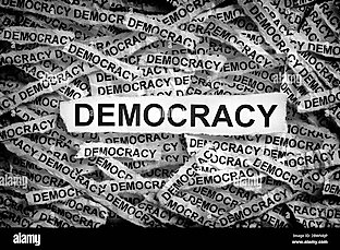 democracia-pedazos-de-papel-rotos-con-la-palabra-democracia-imagen-conceptual-blanco-y-negro-primer-plano-2bwn8jp