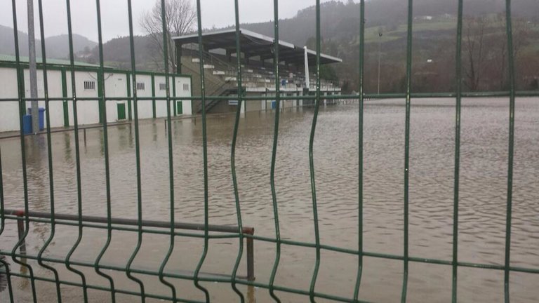 Así esta el campo de fútbol de Ampuero " de segunda regional en 2015. / TWITTER