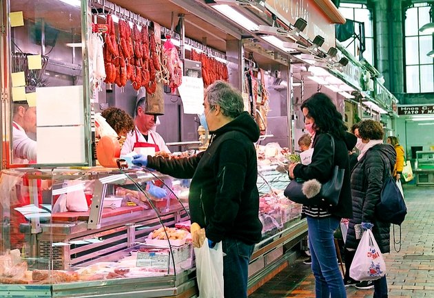 Ciudadanos comprando en el Mercado de la Esperanza en Santander. / José Ramón