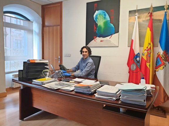 El alcalde de Astillero, Javier Fernández Soberón en su despacho del Ayuntamiento. / ALERTA