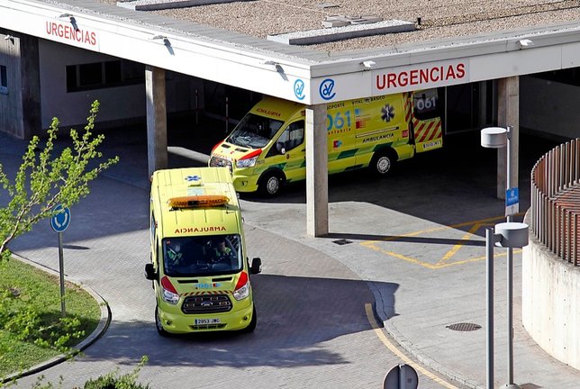 Ambulancias de la empresa Ambuibérica en la zona de Urgencias de Valdecilla. / José Ramón