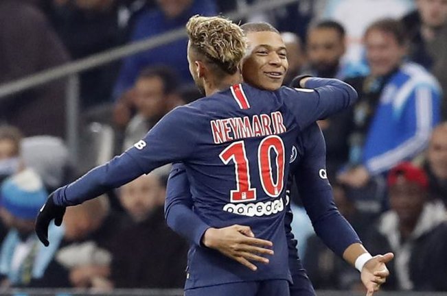 Neymar y Mbappé celebran un gol durante un partido de la Ligue 1. EFE