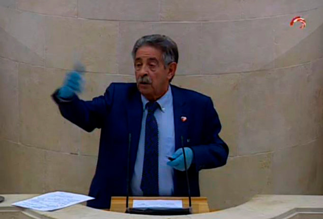 El presidente regional, Miguel Ángel Revilla durante su comparecencia hoy en el Parlamento de Cantabria.