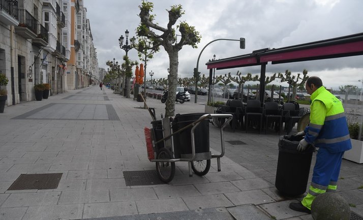 Un barrendero trabaja por las calles de Santander. / Cubero / ARCHIVO