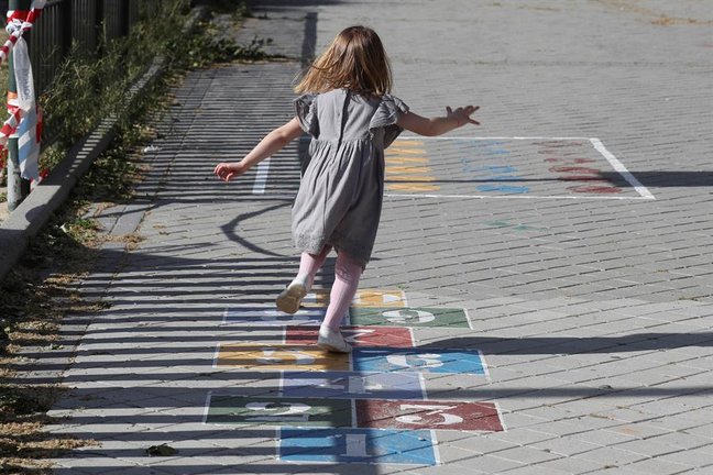 Una niña juega este viernes en los alrededores del Parque Santander de Madrid, en una jornada marcada por el estado de alarma a causa de la pandemia del coronavirus. EFE/Kiko Huesca