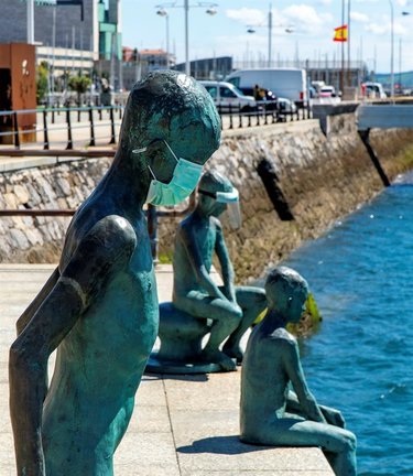 Los Raqueros, escultura en la bahía de Santander, estos días con mascarillas con motivo de la pandemia del coronavirus. EFE/ Román G. Aguilera