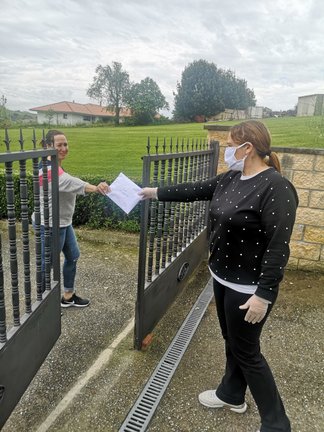 La concejal de Festejos del Ayuntamiento, Lidia Teran entregando la mascarilla a una vecina. / ALERTA