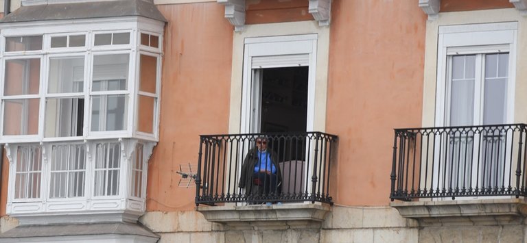 Una persona de avanzada edad en un balcón de la ciudad de Santander. / CUBERO / ARCHIVO