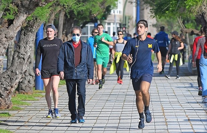 La gente salió ayer a hacer deporte y presentaba este aspecto en algunos lugares de la ciudad de Santander. / Cubero