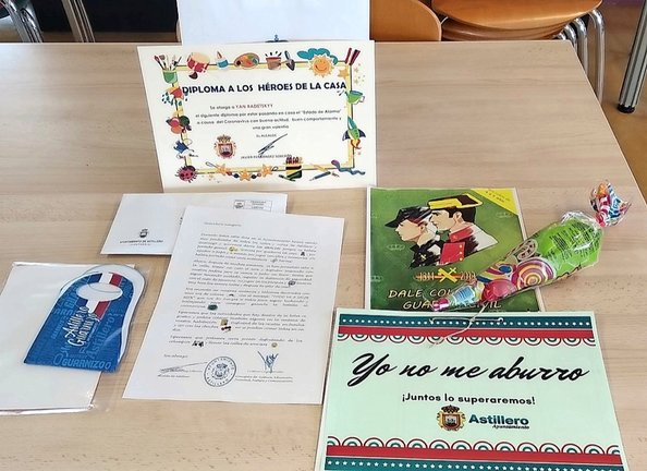 Objetos con los que el Ayuntamiento de Astillero obsequiará a los niños. / ALERTA