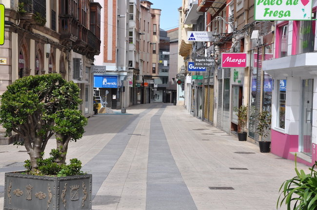 La calle Serafín Escalante de Torrelavega con todos los comercios cerrados. / S.D.