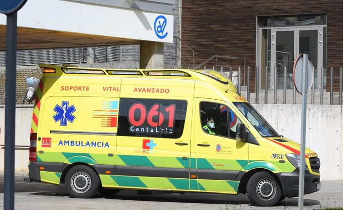 Una ambulancia espera para trasladar aun paciente. / CUBERO