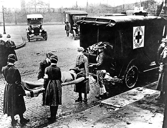Miembros de la Cruz Roja estadounidense trasladan a víctimas de la gripe de 1918 en Saint Louis.