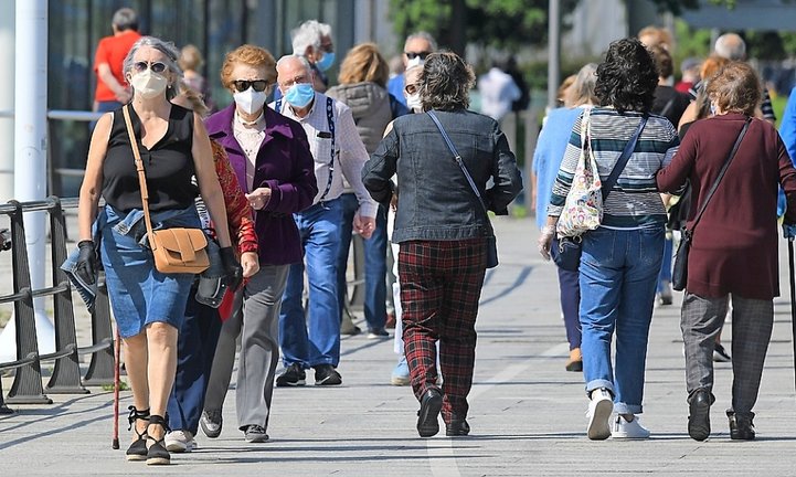 Un grupo de personas pasea por la ciudad de Santander en el día de ayer. / J. RAMÓN