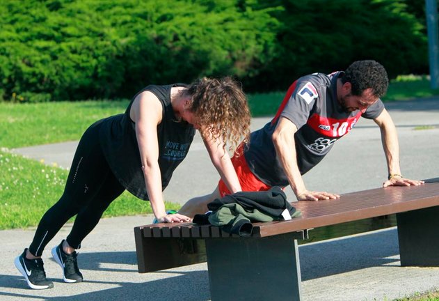 Dos personas realizan ejercicio en Santander en la primera fase de la &#34;desescalada&#34;. / J. RAMÓN
