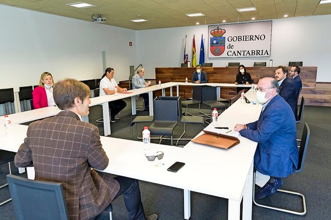 Un instante de la reunión del Gobierno de Cantabria y la CEOE ayer. / Miguel López