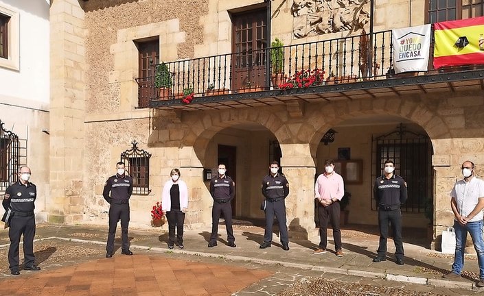 Autoridades municipales junto a los nuevos agentes de la Policía Local. / ALERTA