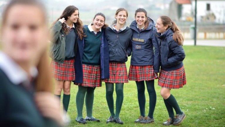Un grupo de alumnas del Colegio Torrevelo en Mogro, Cantabria.